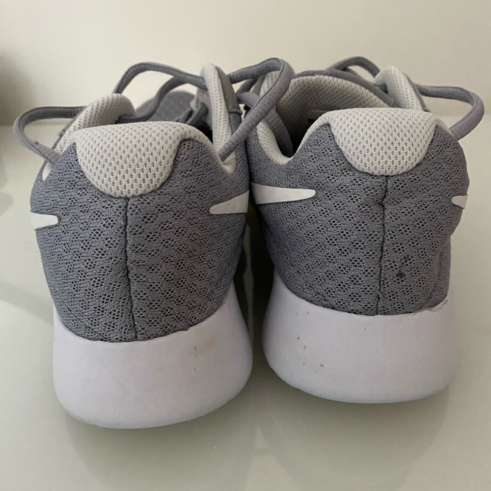 Nike Gray and White Size 7 - Picture 2 of 5